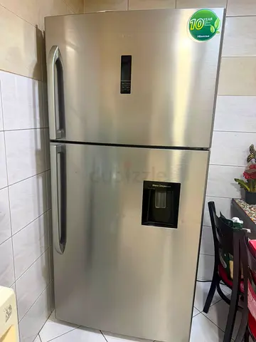 Hisense top-freezer refrigerator with water dispenser - stainless steel