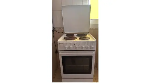 Used freestanding electric cooker with oven and 4 hobs - Good condition