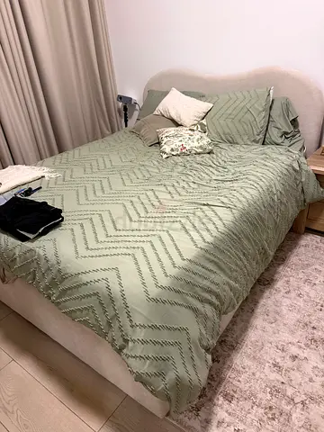 Queen size bed with mattress