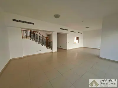 Very Well Maintained villa for rent in St9