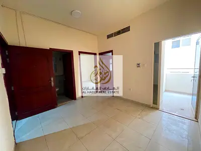 شقة غرفة وصالة للإيجار السنوي في النباعة الشارقة | مع بلكونة | تكييف وغاز مركزي | موقع مميز ومساحة عملية وقريب من جميع الخدمات