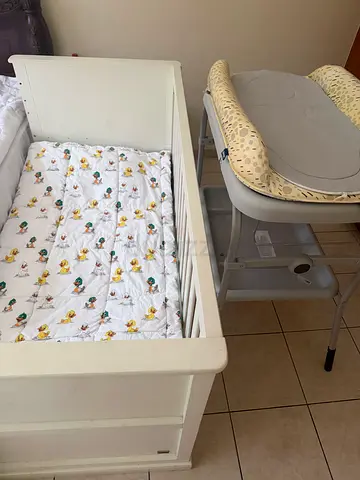 White baby crib with mattress and changing station - good condition, + bathtub for FREE