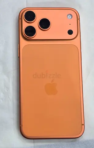 I phone 17 pro max 256 gb TDRA  100 battery  133 cycle count  little dant body