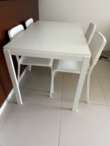 White  dining table with 4 matching chairs - excellent condition