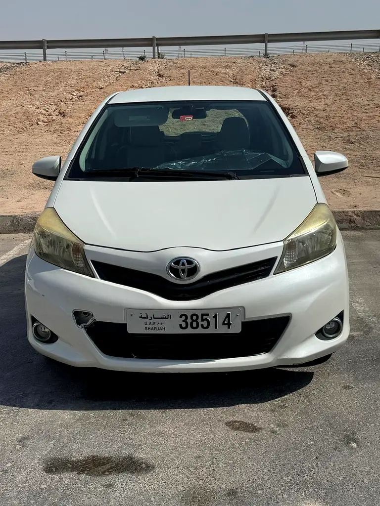 Toyota Yaris 2011 — photo 1 of 6