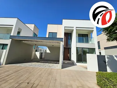SINGLE ROW | SPACIOUS LAYOUT | PRIME LOCATION