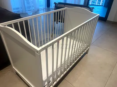White Wooden Baby Cot with Nearly New Mattress – Excellent Condition