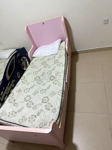 Pink baby crib / toddler bed with mattress - good condition