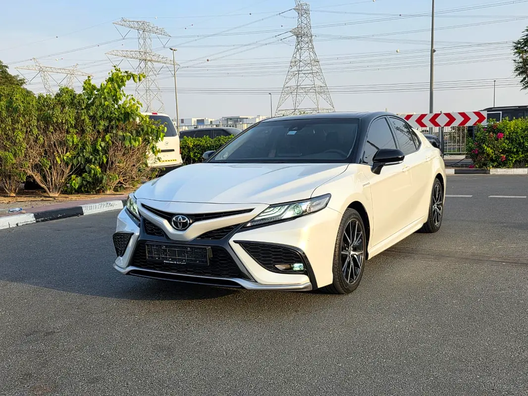 Toyota Camry 2024 — photo 1 of 20