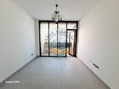 شقة جديدة كلياً بغرفة نوم واحدة وحمامين وخزائن ملابس وشرفة، مع شهر مجاني.