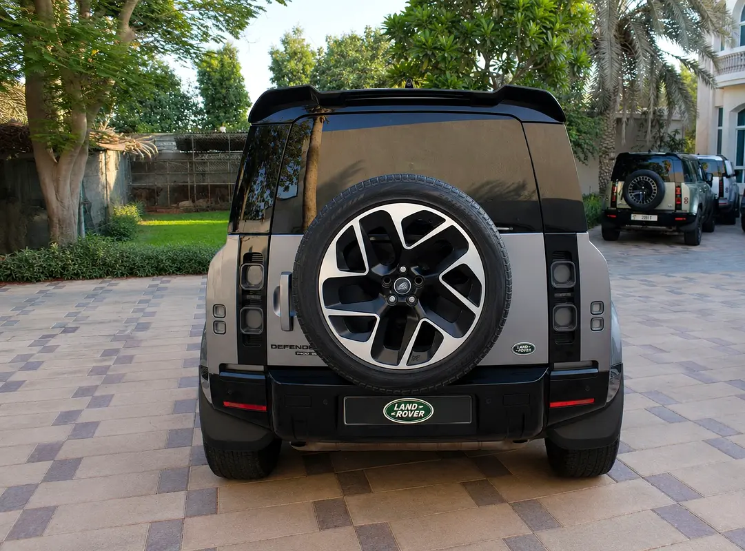 Land Rover Defender 2020 — photo 1 of 5