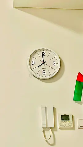 Simple white wall clock - battery quartz, good condition