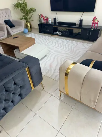 White  modern wavy patterned rug - excellent condition