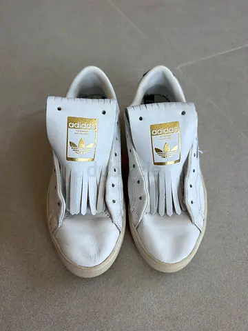 White Adidas sneakers with fringe tongue, size EU 37.5