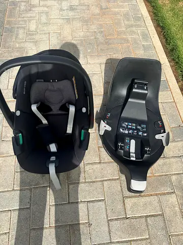 Maxi-Cosi Infant Car Seat with ISOFIX Base - Good Condition