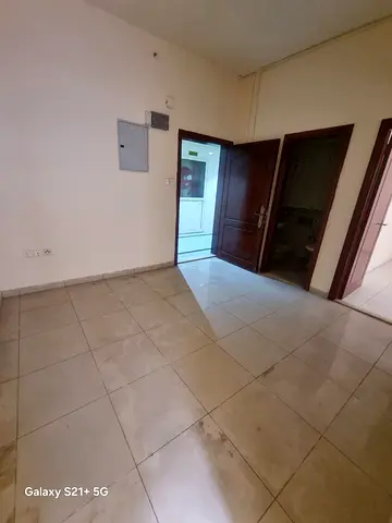 شقه غرفه وصاله للايجار السنوى فى النباعه الشارقه  صاله  مطبخ  حمام  السعر :25000 الدفعات :4  التأمين:  1250 موقع مميز قريب من الخدمات  قريبه من  بنك د