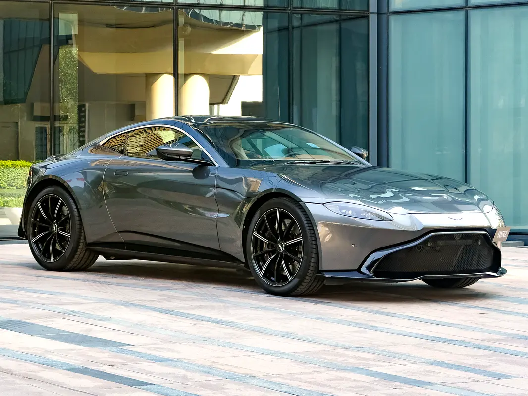 Aston Martin Vantage 2019 — photo 1 of 15