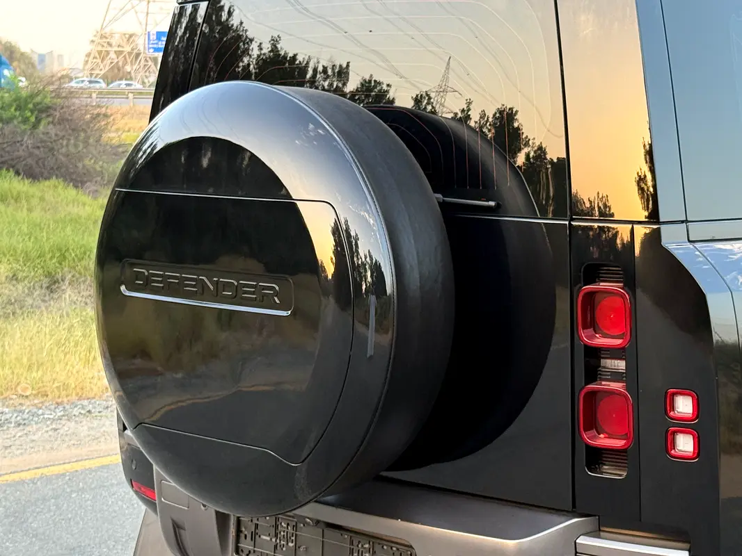 Land Rover Defender 2024