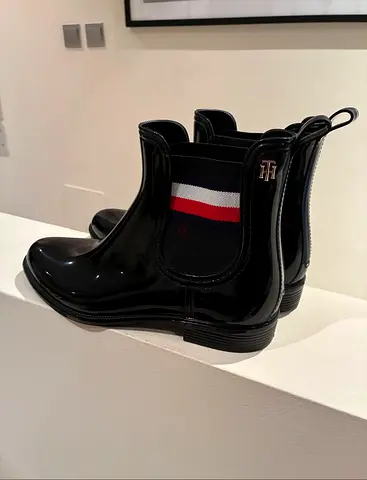 Tommy Hilfiger black glossy Chelsea rain ankle boots - size unknown