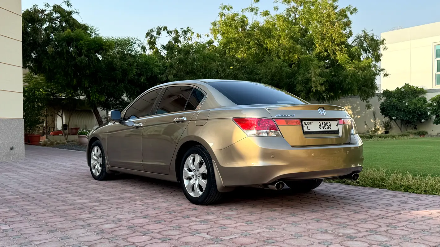 Honda Accord 2010 — photo 1 of 13