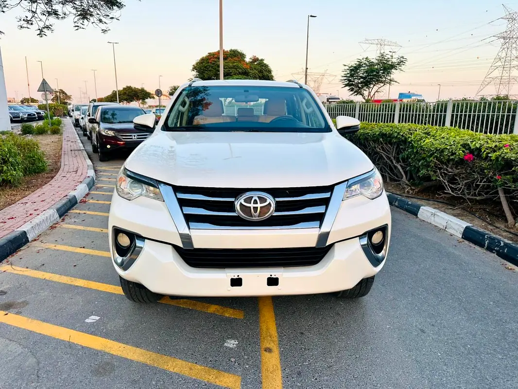 Toyota Fortuner 2019 — photo 1 of 8