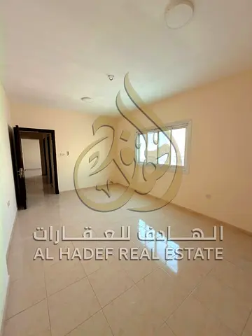 شقة غرفة وصالة بمساحة ممتازة وحمام للإيجار السنوي في الشارقة منطقة مويلح بموقع حيوي قريب من الخدمات بسعر 32 ألف درهم مع مرونة في السداد على 4 أو 6 دفع