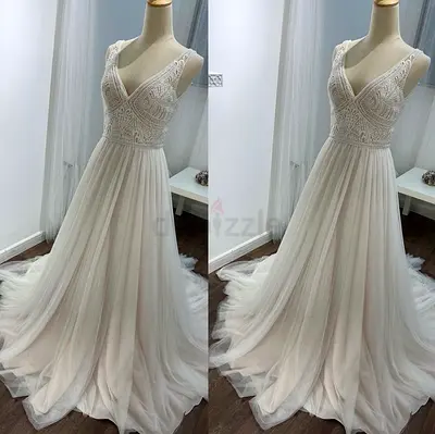 Ivory Beaded V-neck Bridal Gown with Tulle Skirt - Size S/M