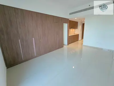 Studio-ready-amazing layout-poll gym and parking.
