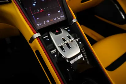 صورة 9 لـ 2025 Ferrari ROMA