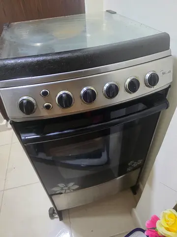 Used freestanding gas oven with 4 burners - good working condition