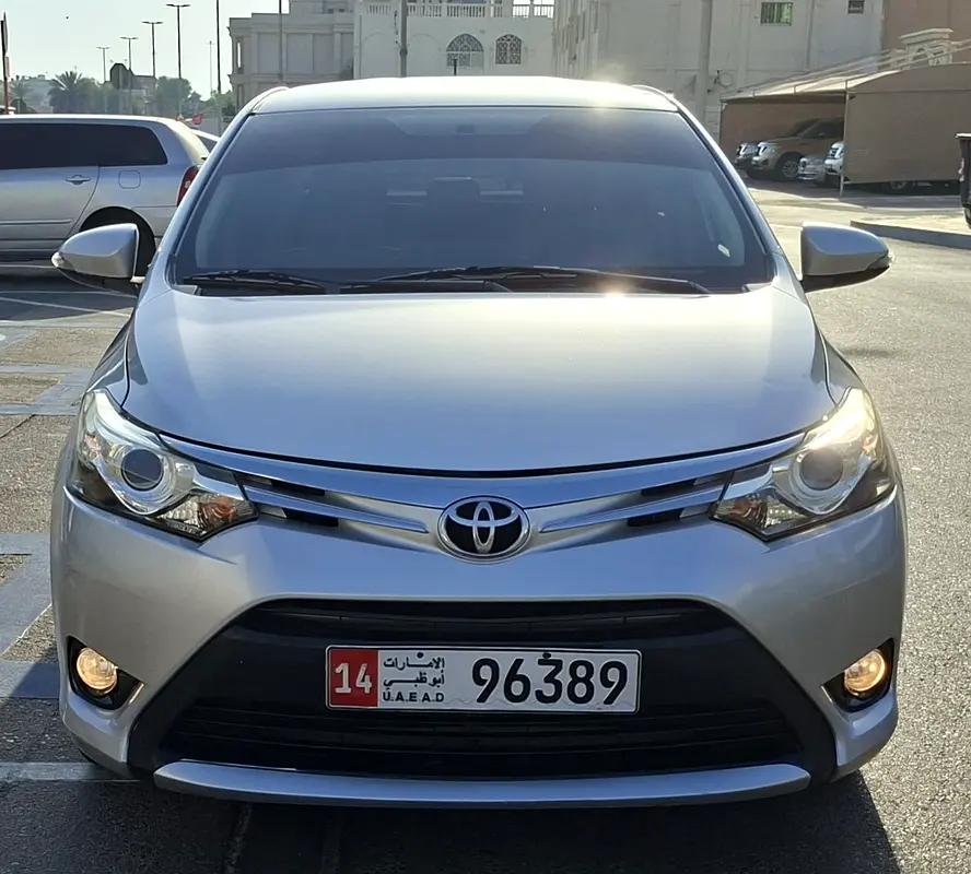 Toyota Yaris 2015 — photo 1 of 12