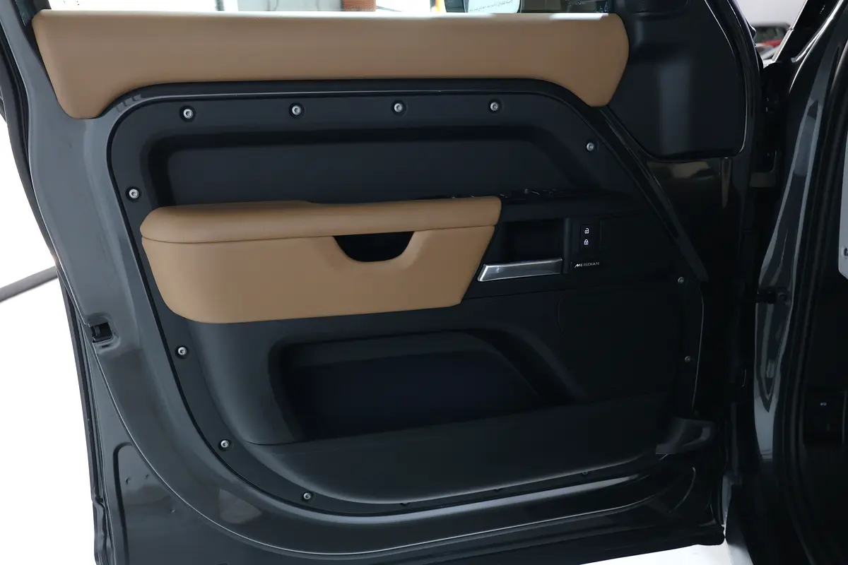 Land Rover Defender 2025