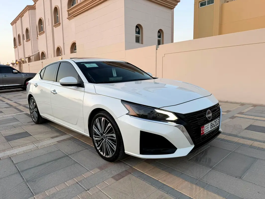 Nissan Altima 2025 — photo 1 of 13