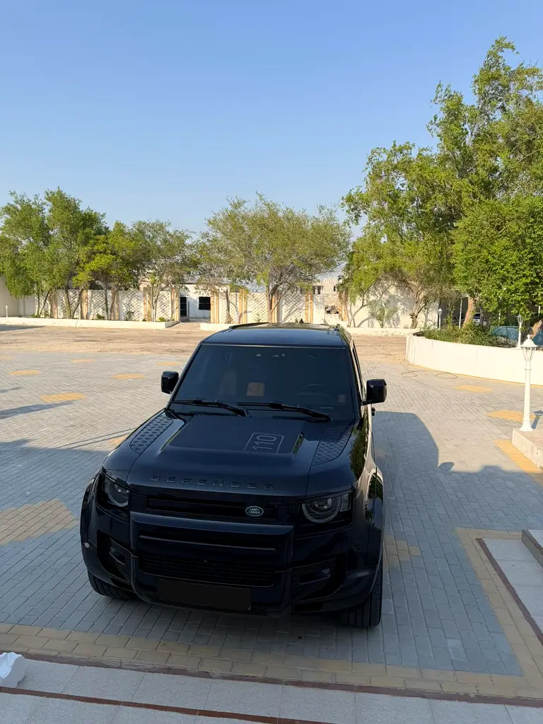 Land Rover Defender 2023 — photo 1 of 4