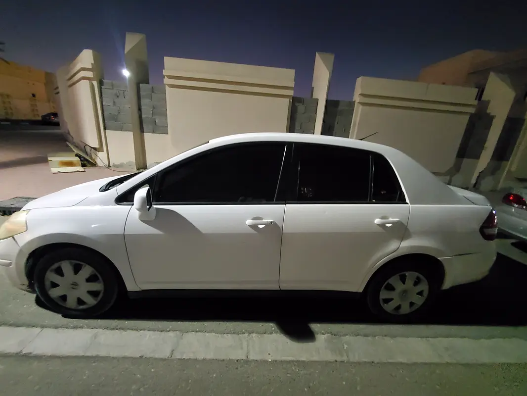 Nissan Tiida 2011 — photo 1 of 14