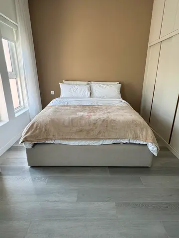Queen size hydraulic bed with memory foam mattress (160x200cm)