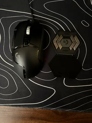 Logitech G502 hero, wired, right handed, mint condition, fully working, comes with extra weights.