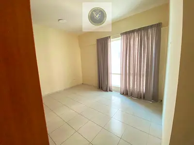 شقه ثلاث غرف وصاله للايجارالسنوى فى التعاون بإمارة الشارقه باركنج و تكيف علي المالك مع جيم رجالي وحريمي ومسبح وساونا وغرفه بخار