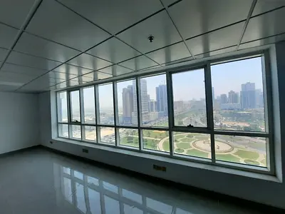 Office for annual rent in Sharjah, Al Majaz 2, overlooking Al Majaz Park. 2000 sq m space with bathroom, free air conditioning, and 2 free parking spa