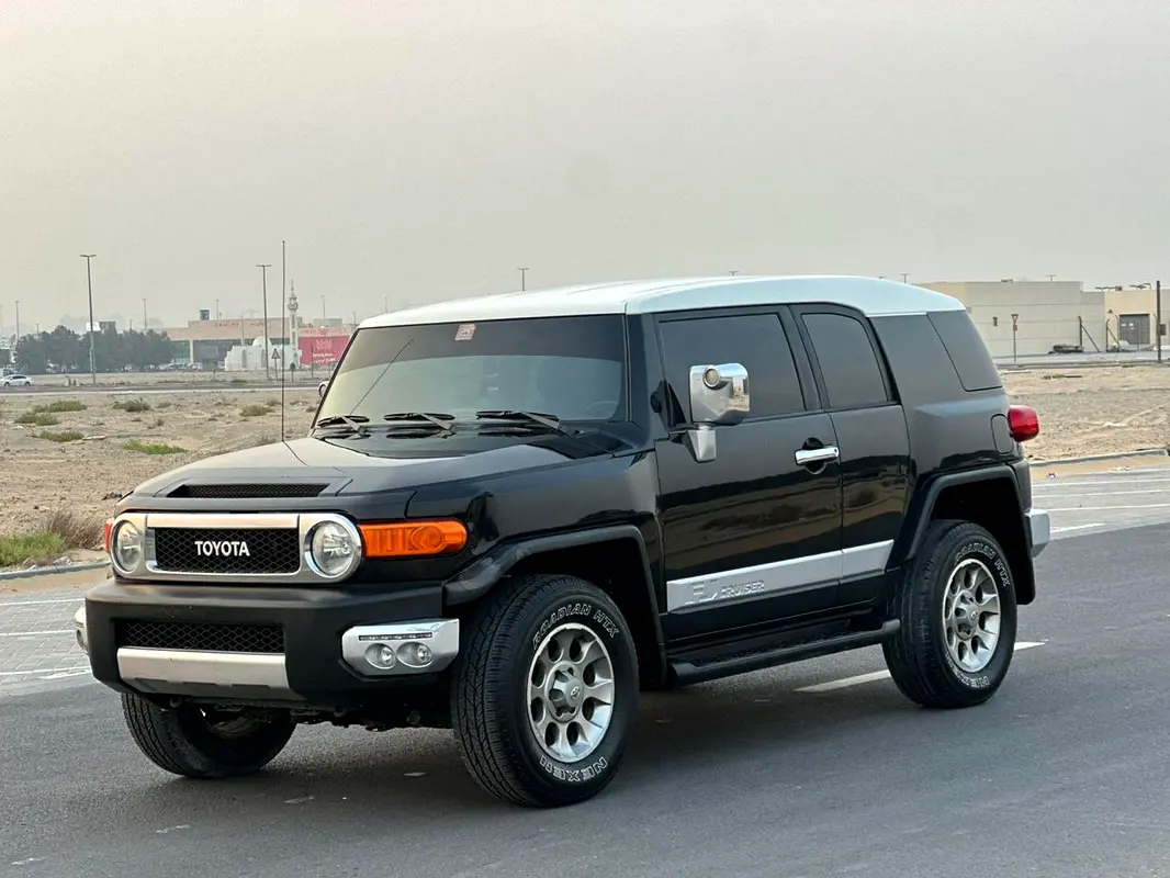 Toyota FJ Cruiser 2013 — photo 1 of 15