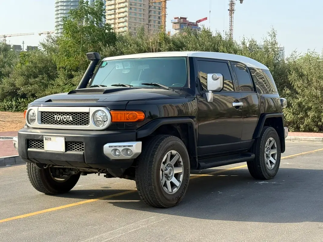 Toyota FJ Cruiser 2013 — photo 1 of 13