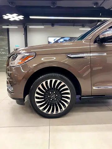 صورة 8 لـ 2019 Lincoln NAVIGATOR