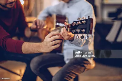 🎸 Private Guitar Lessons at Home in Sharjah 🎸
