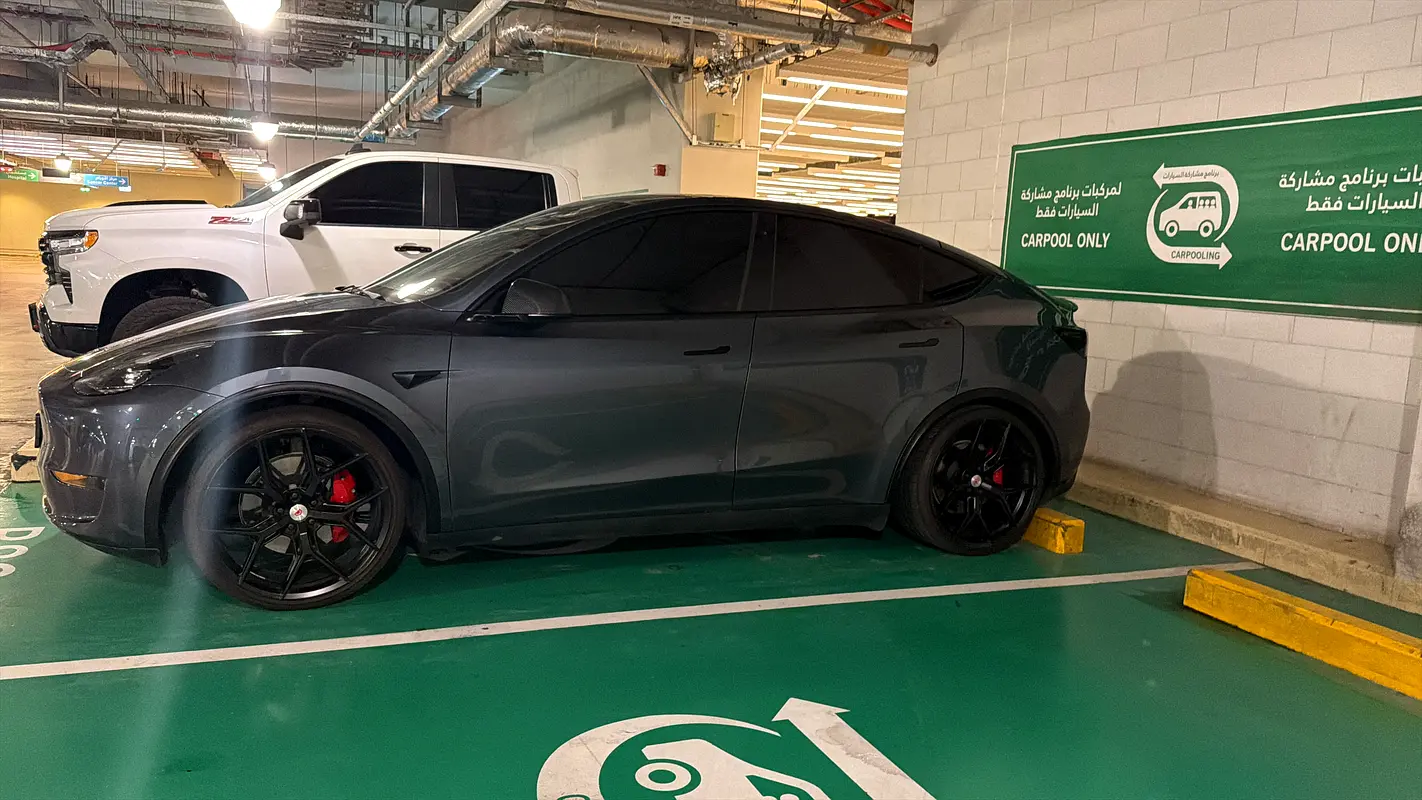 Tesla Model Y 2022 — photo 1 of 3