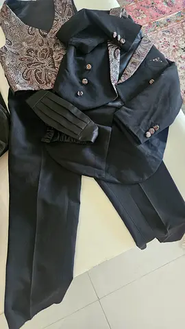 Bundle of boys casual clothes - shirts, hoodies and jeans (size approx 4-6)