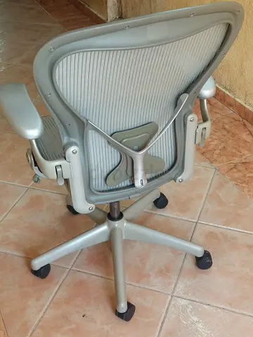 Comfortable Herman Miller Aeron Classic Chair Silver Color Size C