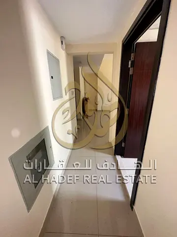 شقة غرفة وصالة و2 حمام وبلكونة بإطلالة مفتوحة للإيجار في الشارقة المجاز 3 ببرج عائلي آمن مع صيانة مجانية بالكامل بسعر 37 ألف درهم على 4 أو 6 دفعات مرن