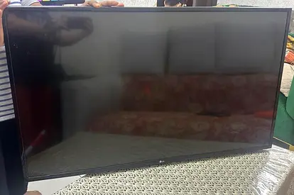 LG 43 Full HD Smart TV with Remote – Excellent Condition