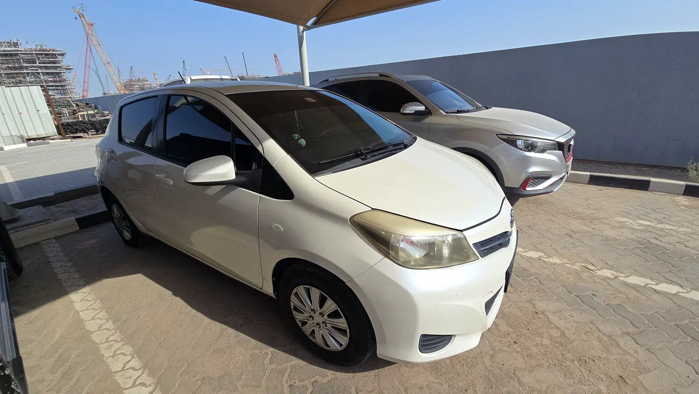 Toyota Yaris 2013 — photo 1 of 11