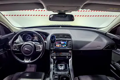 2016 Jaguar XE — фото 10